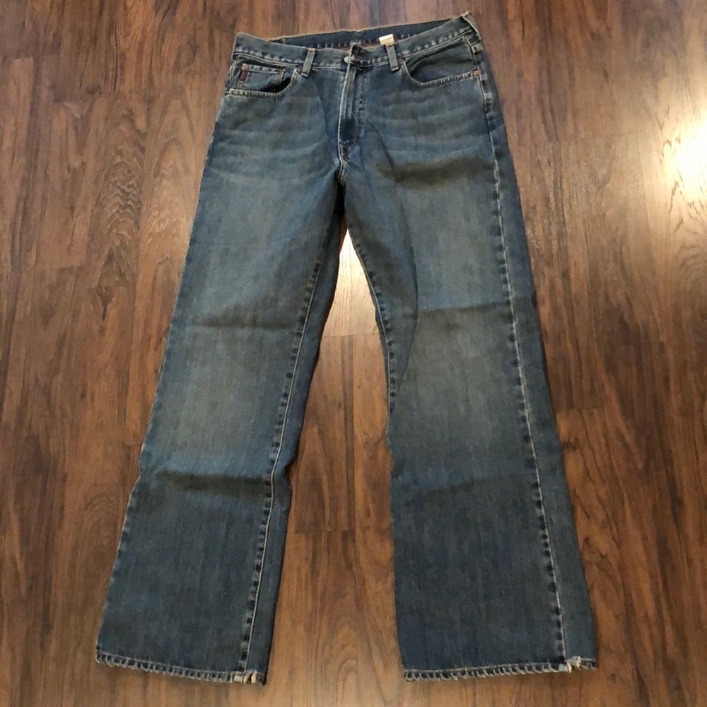Men’s Abercrombie & Fitch loose fitting jean.